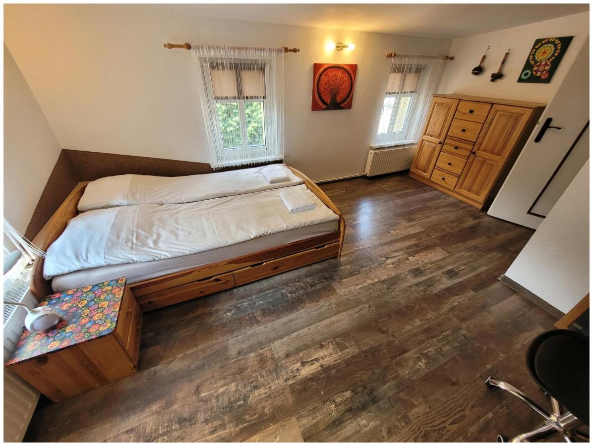 Апартаменты Apartament Kocie Sny - Pod Zamkiem Chojnik Еленя-Гура Экстерьер фото